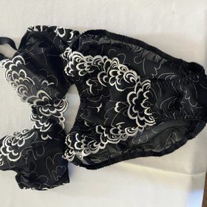 A set of 5 assorted underwire bras & panties sz S are included if you want them